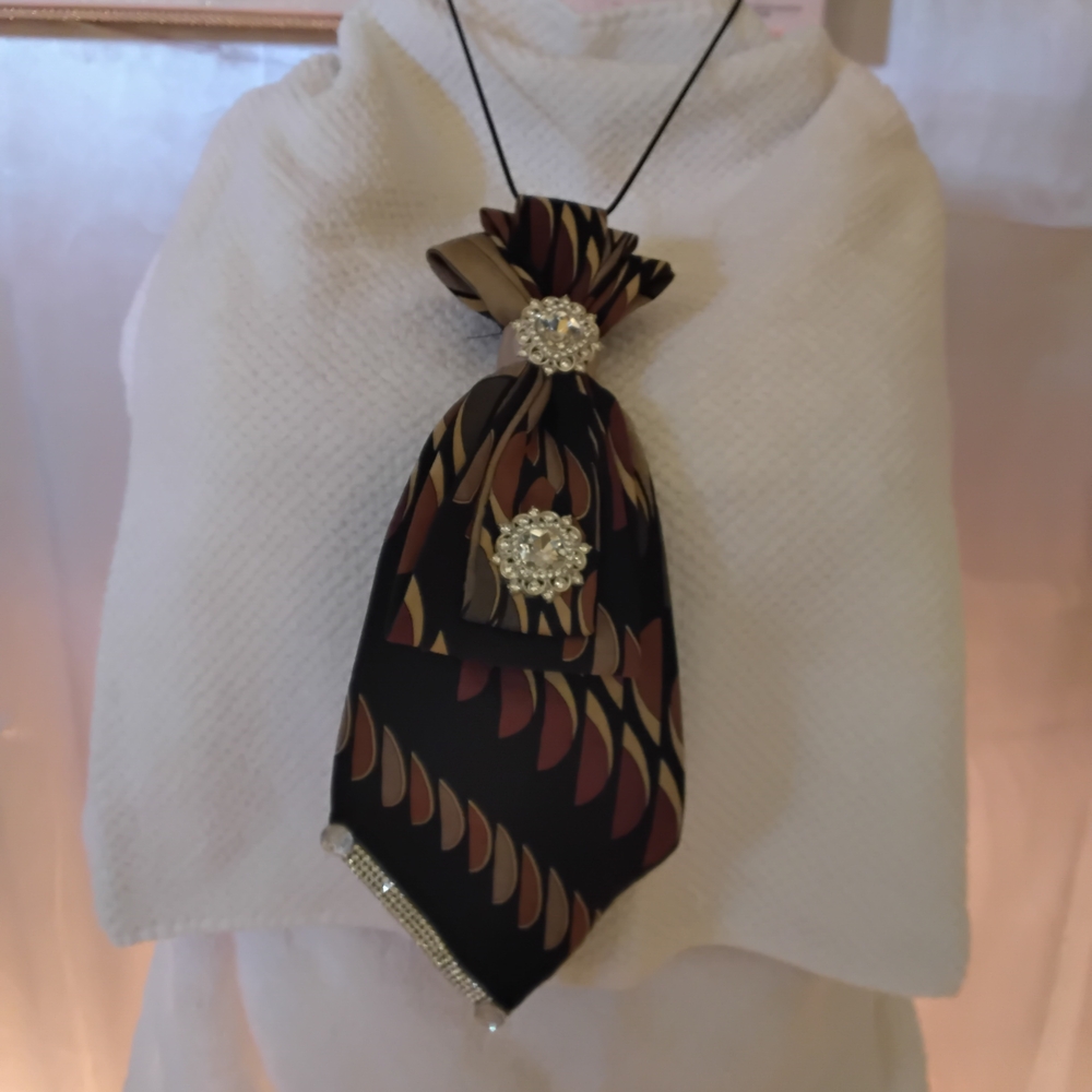 Elegant Black and Gold Pendant Necklace